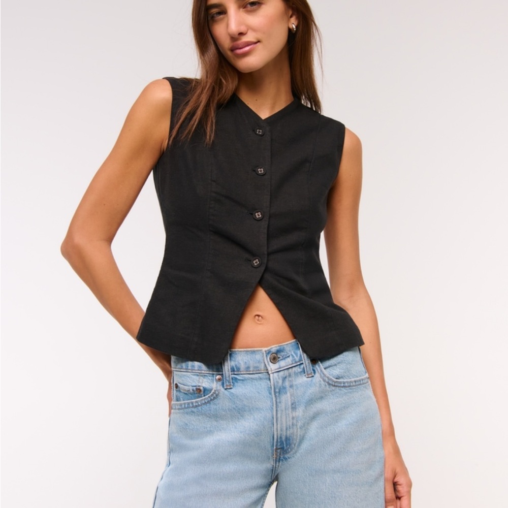 Sleeveless Black Button-Front Linen blend Top / veste boutonnée mélange de lin